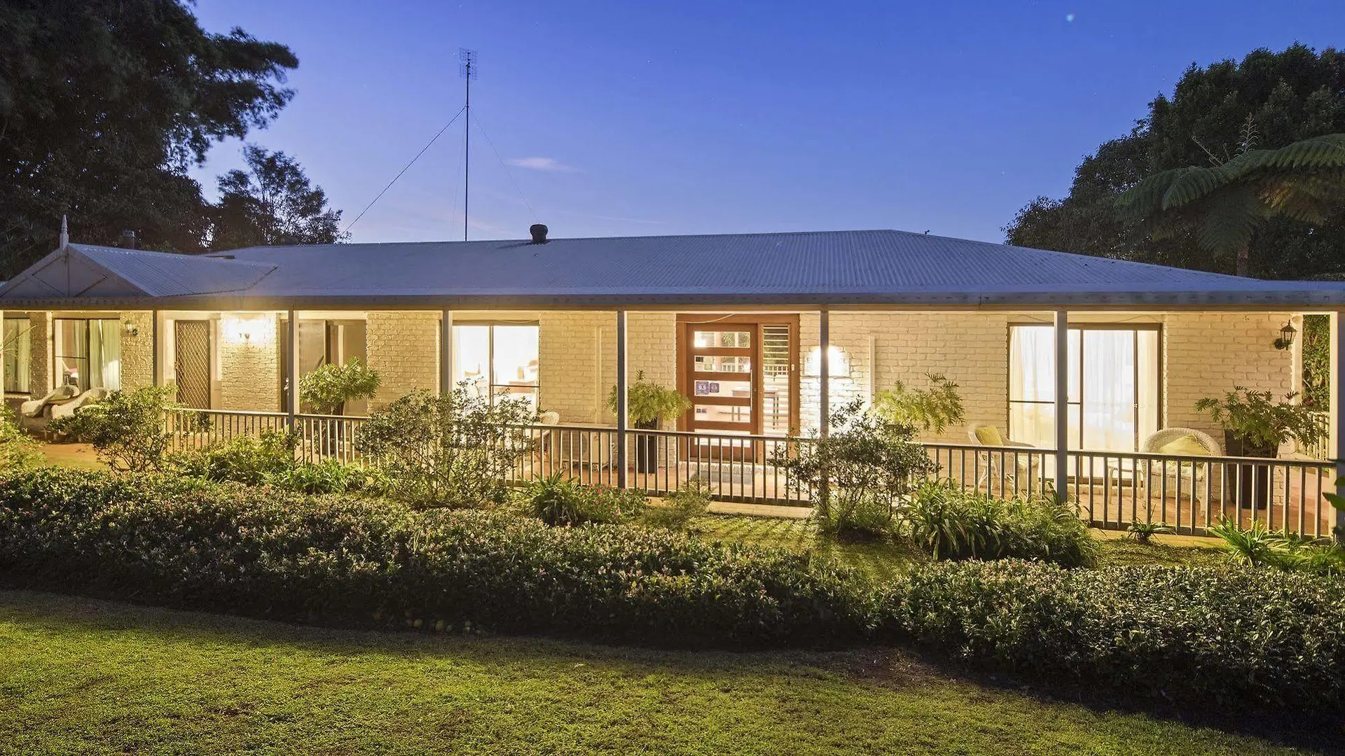 Eden Lodge Nambour Bed & Breakfast